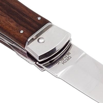 Ejecting knife of the year 2002