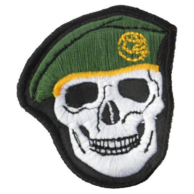 Patch skull beret in a color OLIVE